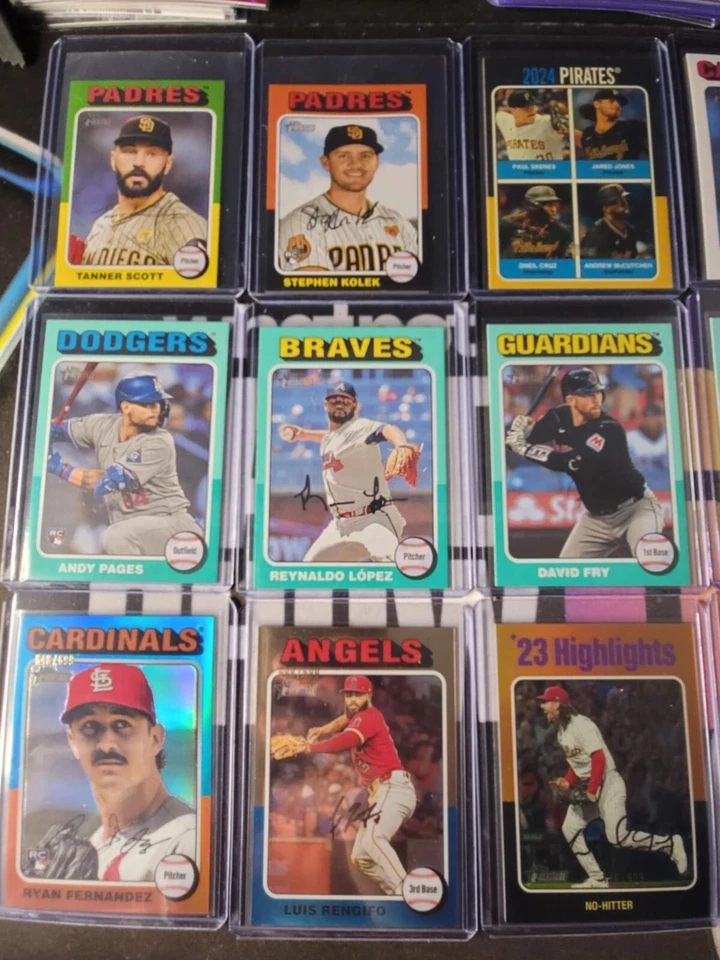 Lote Topps Heritage Hits 2024 que incluye tarjetas numeradas, cromos, recuerdos, etc. Foto 2 de 3