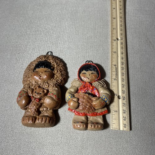 De colección 2 Alaska Eskimoppets Hechos a Mano Pintados Navidad Adornos Firmados J Reid - Imagen 6 de 16