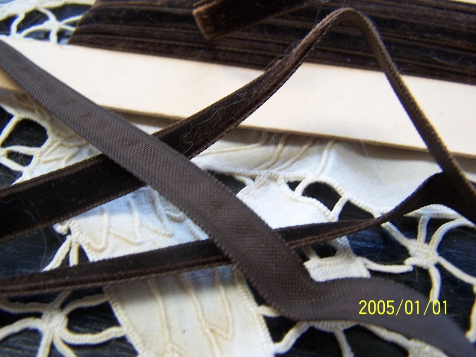 Ancien ruban en velours de soie marron. 4,60 mètres sur support d'origine. N°147 - Photo 3/4