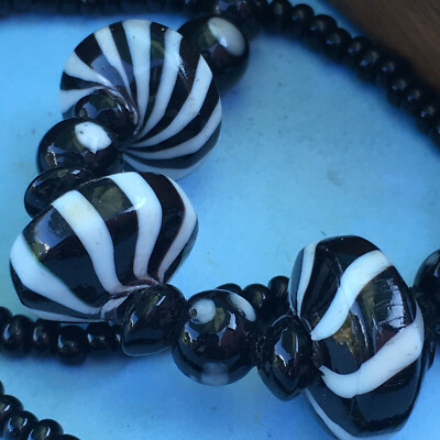 Collier Vintage Perles Noires Et Blanches En Porcelaine - Occasion