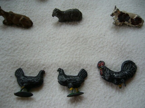 VINTAGE METAL FARM ANIMALS, FENCES FIGURES AND OTHERS. MANY BROKEN AND BATTERED - Picture 5 of 11