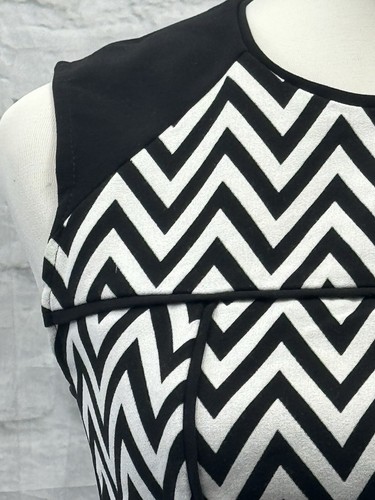 H&M Blouse Size 8 Black & White Zig Zag Top Sleeveless Fitted Zip Back Peplum - Picture 4 of 9