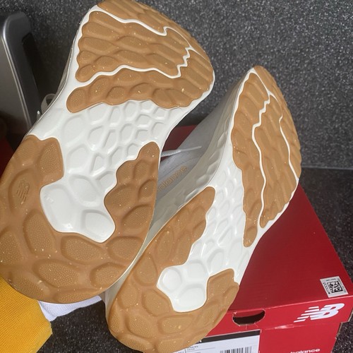 New Balance Fresh Foam Arishi V4 Größe 9 Medium weiß hellbraun unten neu - Bild 7 von 12