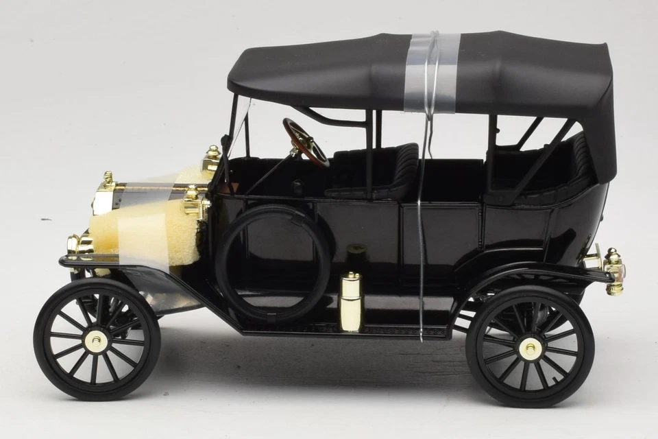 4315 Ford Model T Soft Top Black Universal Hobbies 1:18 - Image 3 of 4