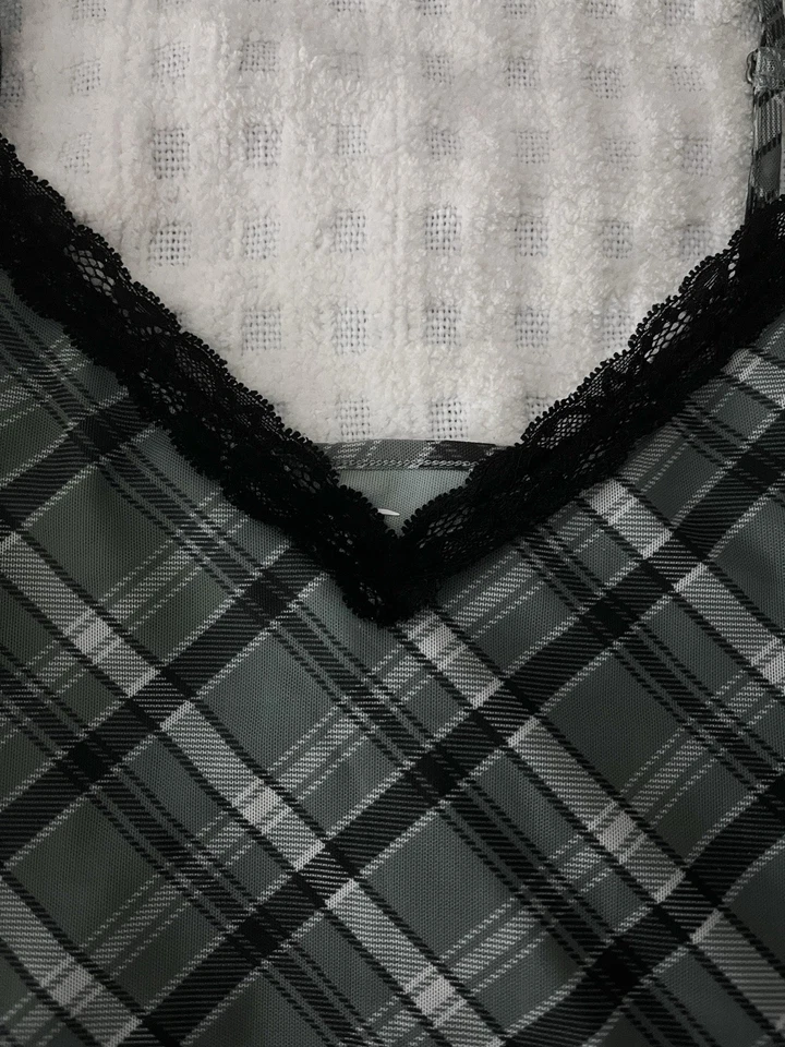 Top Hollister verde y negro a cuadros negro con ribete de encaje Cami recortado — Talla S Foto 3 de 4