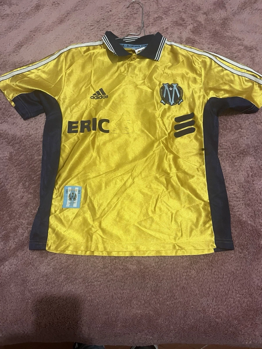 Nuno Mendes avec le maillot domicile 1997-1998