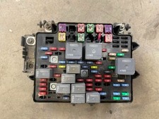2003-2005 Chevy Silverado 3500 Engine Fuse Bo...