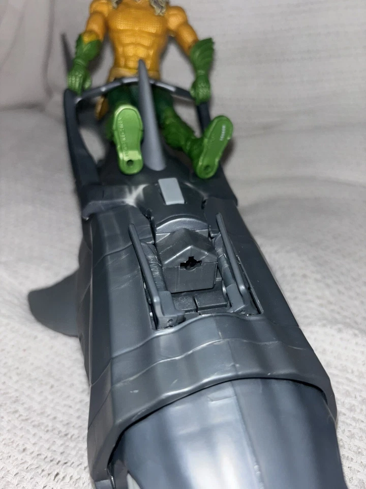 Figura de acción Aquaman Movie Warrior Shark 19" DC Comics Mattel 2018 con Aquaman Foto 3 de 4