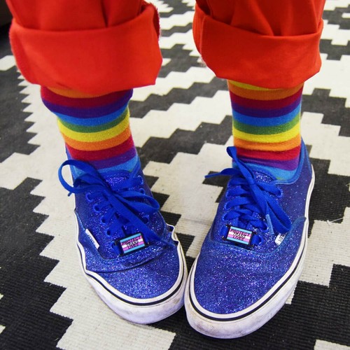 PROTECT TRANS LIVES 2 x ETIQUETAS DE CORDÓN DE ZAPATOS: dos pares de zapatos cerraduras de encaje LGBT pin regalo - Imagen 2 de 5