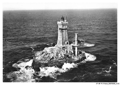 CT-BFP1-0559-29 - BY PLANE OVER POINT DU RAZ - Le Phare de la Vieille
