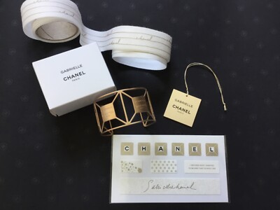 Chanel Gabrielle Edition: Armspange/Armreif, Metall Anhänger, Laptop Sticker 