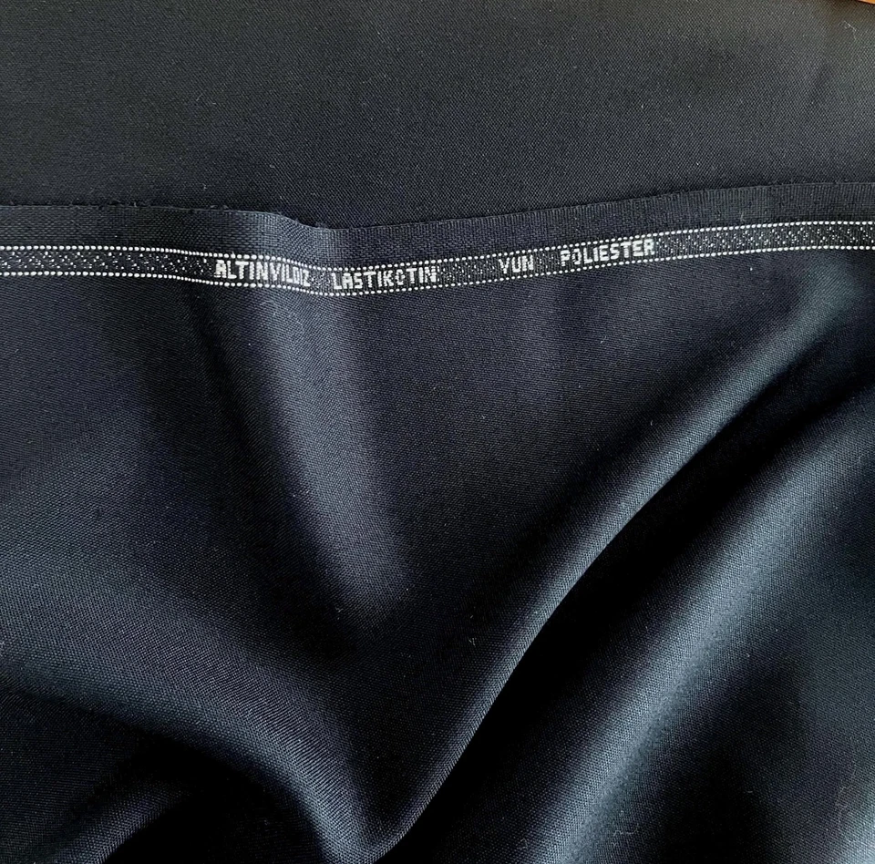 Tecido de lã preto Altinyildiz | 0,9 jardas de comprimento | Remanescente - Imagem 2 de 2