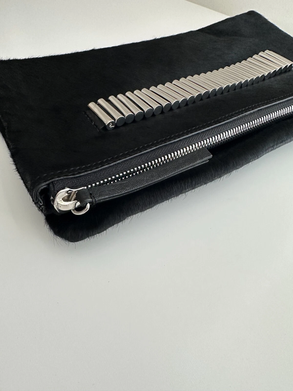 Pochette oversize pieghevole Alexander McQueen in pelle nera con capelli di vitello