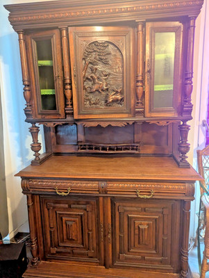 Brauner zwei teiliger Antiker Buffetschrank mit Verzierungen