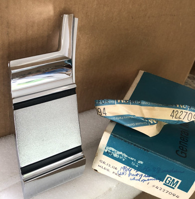NOS 1966 Delta 88 4 DR. H.S. & Celebrity Sedan LH REAR Wheel Molding-4227094