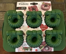 Wreath Cupcake 3D Pan Silicone Mold Baking Pan BPA Free - Trudeau - NEW Holiday