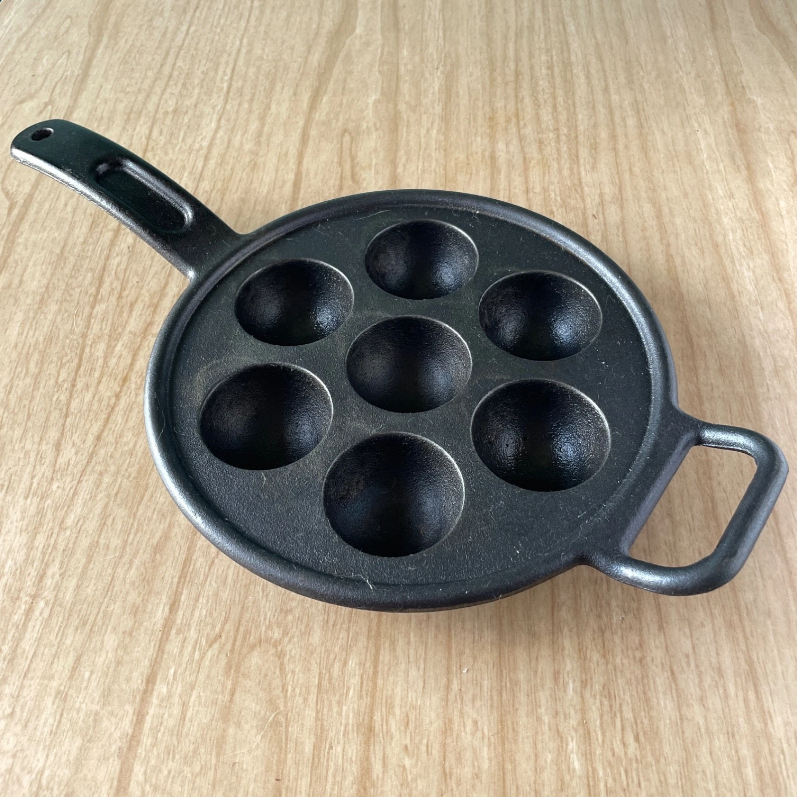LODGE Cast Iron Aebleskiver Skillet P7A Danish Doughnut Cake Pan Egg Poacher