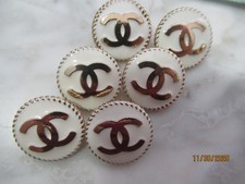 CHANEL 6 BUTTONS WINTER WHITE, GOLD TONE METAL CC , 20MM SO PRETTY LOT 6