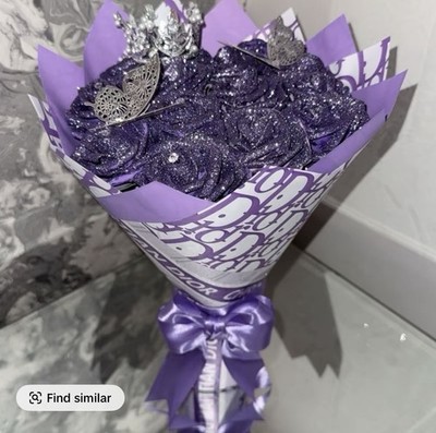 12 lila Blumen mit lila Glitzer und silberner Krone und Schmetterlingen.