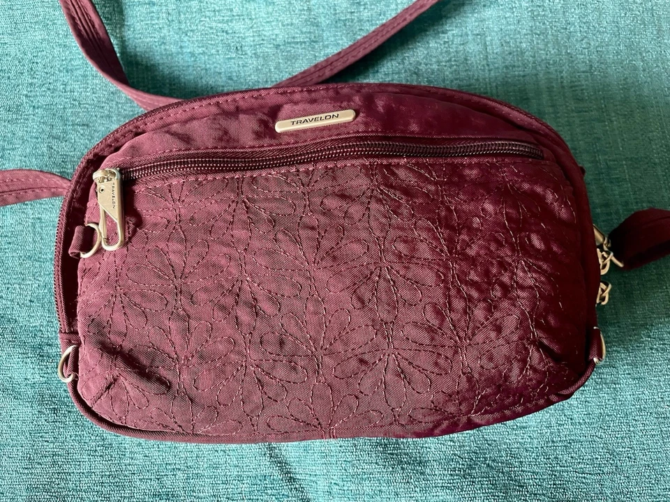 Bandolera Travelon Acolchada Vino Púrpura con Bordado Floral - Antirrobo   Foto 2 de 4