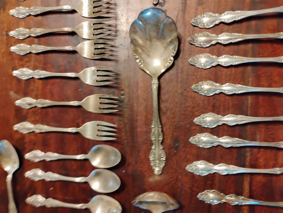 Vintage 1881 Roger ONeida Silverware Rose Baroque 48 Pcs Set Please See Pictures - Image 3 of 4