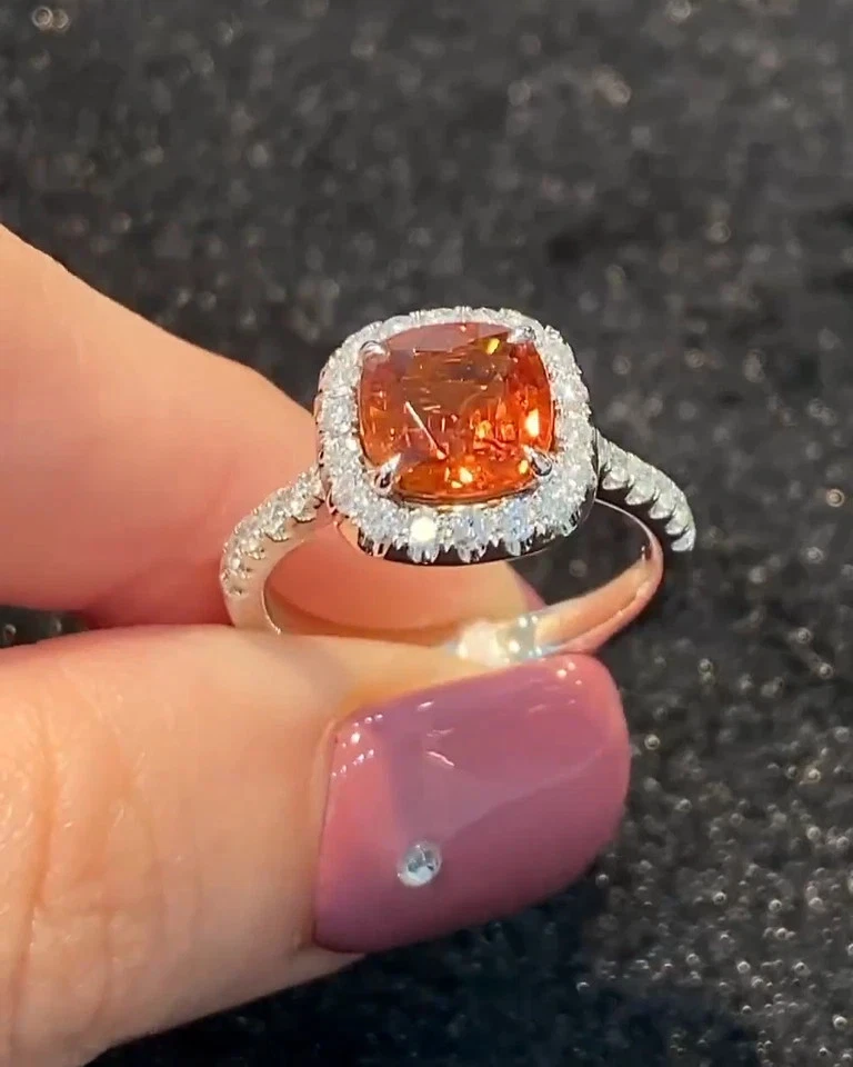 Alianza de oro blanco de 14 k con diamantes de zafiro naranja natural de corte cojín de 4,05 quilates Foto 2 de 4