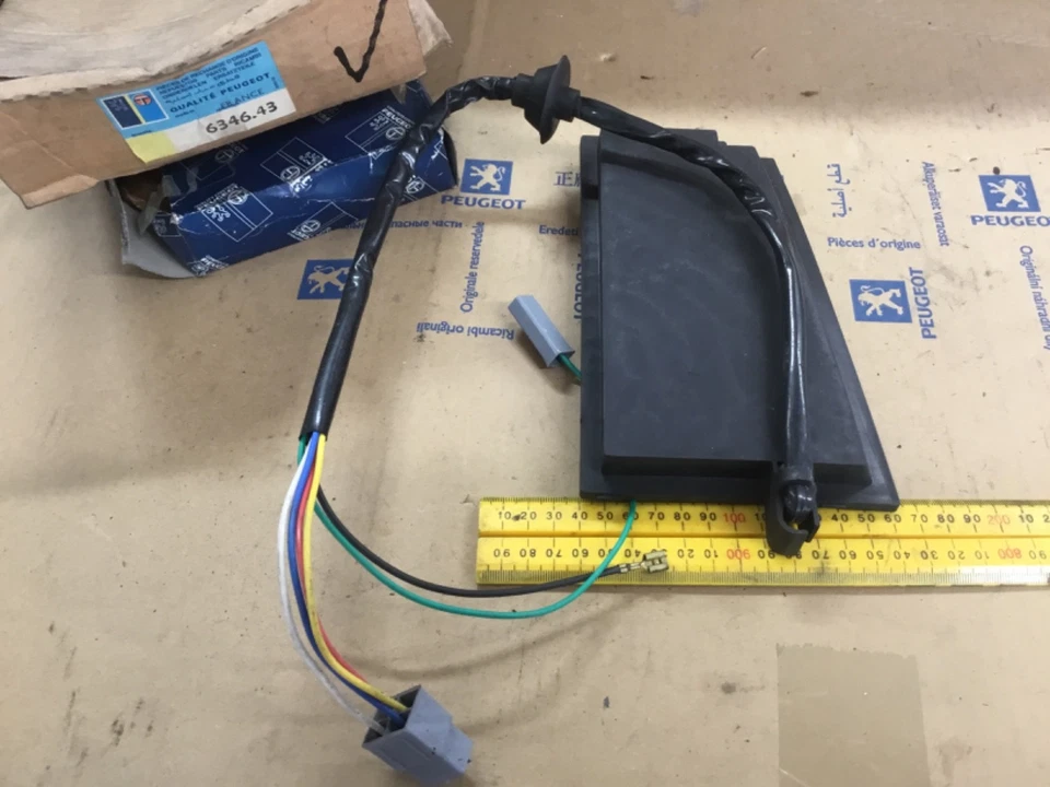 GENUINO PEUGEOT 505 ESTATE FAMIL nsr LUZ Lámpara Portador Bombilla 634643 Foto 3 de 4