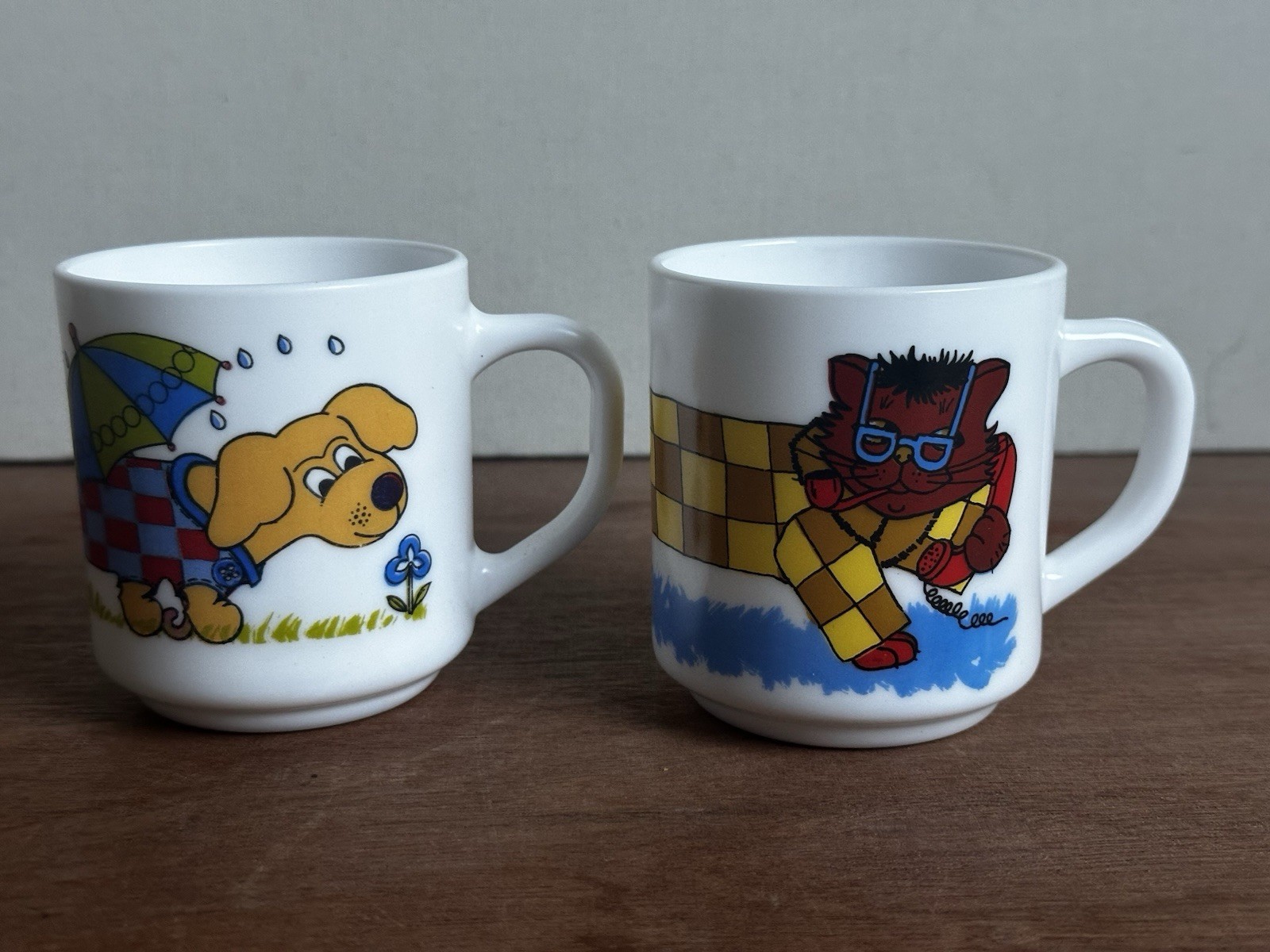 2 Vintage Arcopal Milk Glass Mugs With Cat And Dog Wrapped Around Each Mug #A205