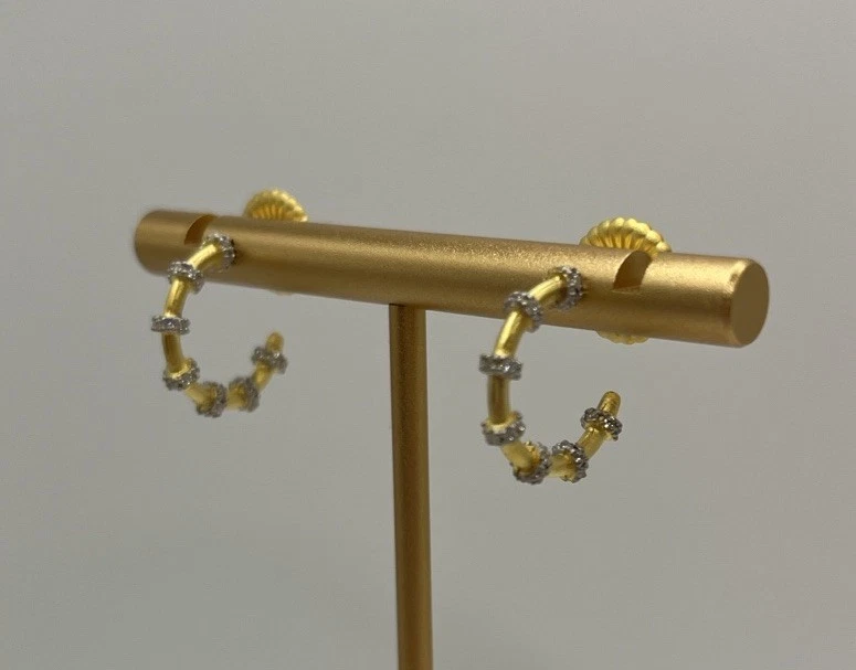 Pendientes de aro Huggie pequeños de oro y plata Freida Rothman Foto 4 de 4