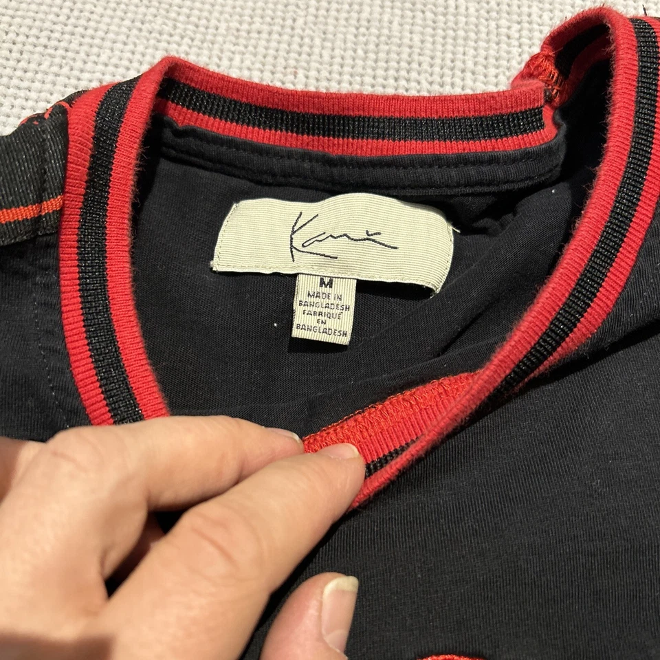 Camiseta Top Karl Kani Negra Y Roja Diseño Hombro Medio Bordada Foto 4 de 4