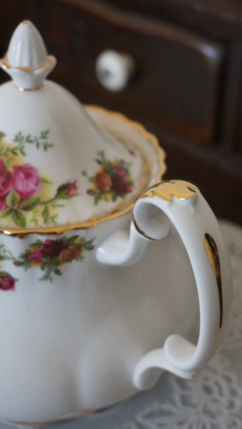 VINTAGE Royal Albert Bone China Old Country Roses Medium Teapot
