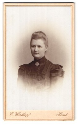 Fotografie E. Hartkopf, Soest, Portrait junge Dame im modischen Kleid 