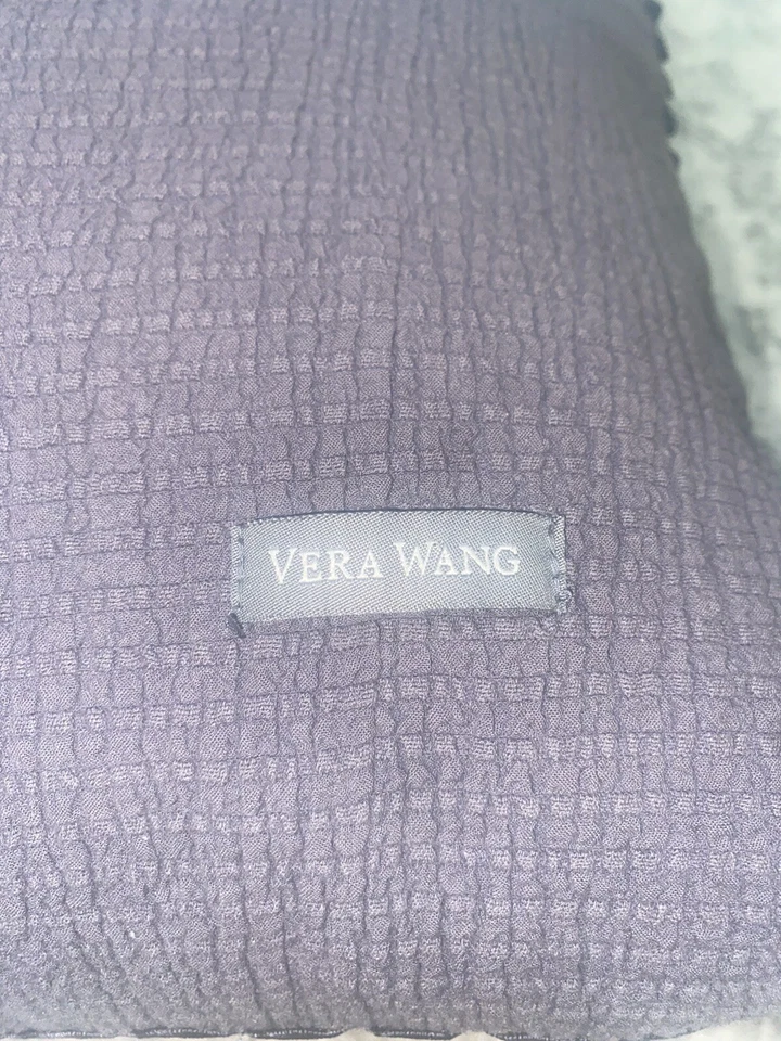 Almohada larga Vera Wang azul marino con ribete redondeado azul marino Foto 2 de 4