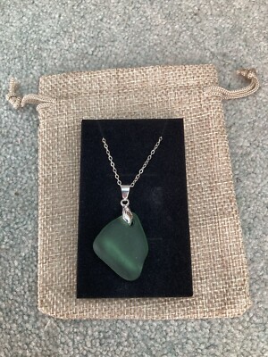 Grünes Meer Glas Anhänger Halskette versilbert 22 Zoll Kette Neu