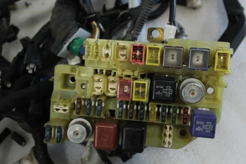 1999 LEXUS SC400 ENGINE FUSE BOX WIRING HARNESS 82111-24862 - Image 3 of 4