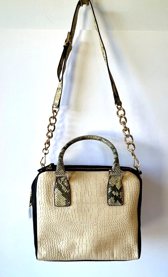 Bolsa de ombro de couro Marc Fisher, "Kyra" creme e preta, com estampa de pele de cobra nova - Imagem 3 de 4