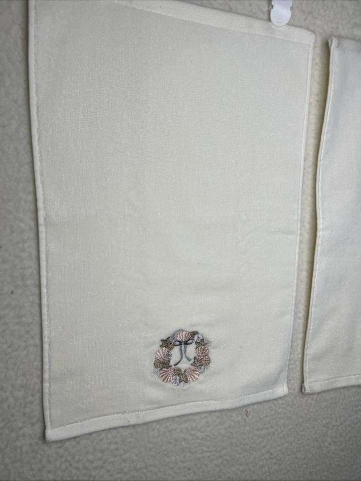 Coastal Breeze Collection - 2 toallas bordadas concha marina marfil para dedos 12”x18” Foto 4 de 4