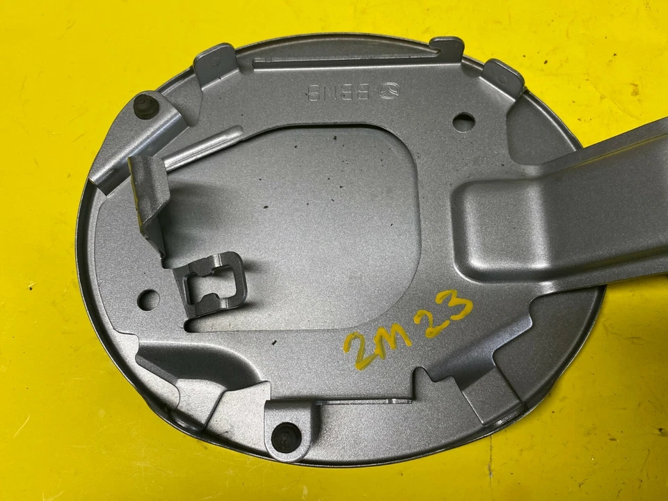 MAZDA 3 2009-2013 cubierta de tapa de puerta de gas combustible OEM astilla Foto 3 de 4