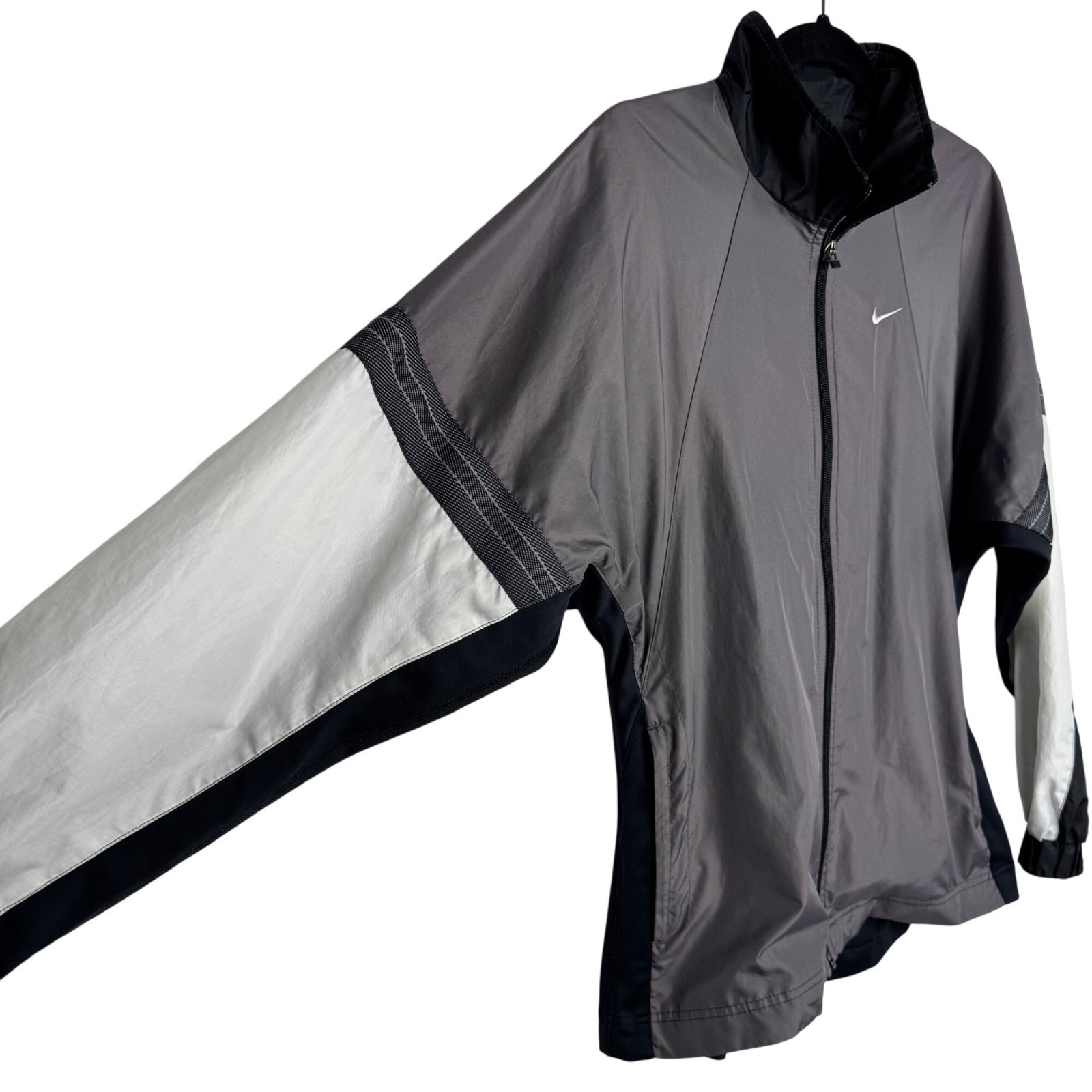 SACAI X NIKE Giacca a vento vintage Nike uomo grigia bianca e nera con retro elasticizzato