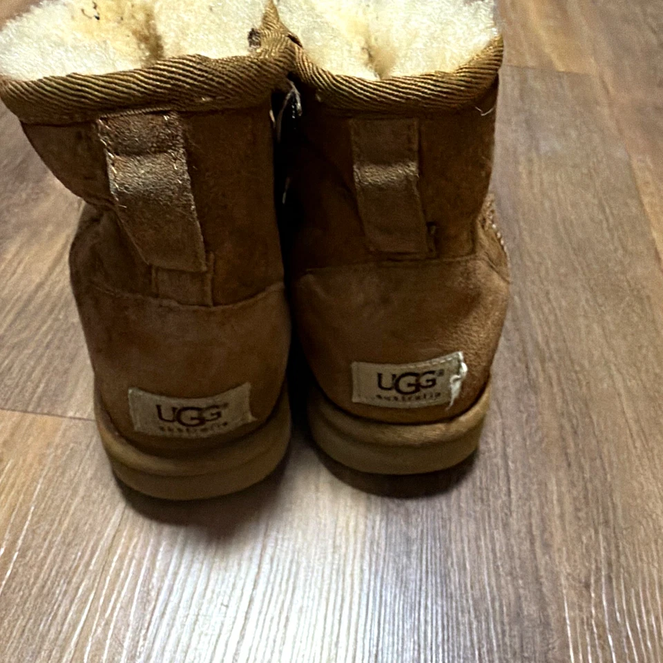 UGG Classic Mini, photo 1 of 5