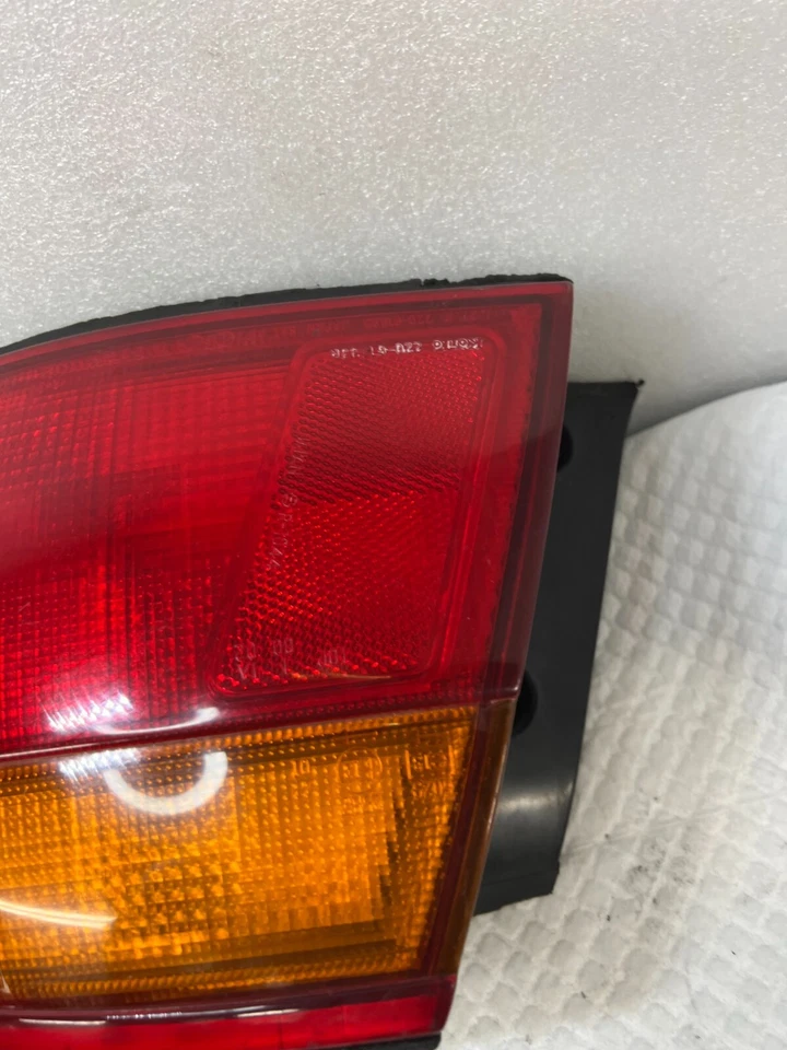 Luz trasera derecha pasajero Mazda Millenia 1998 220-61693 OEM (D2-26) Foto 2 de 4