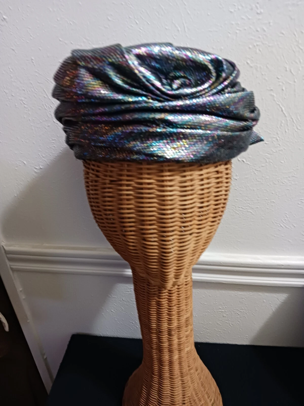 Chapeau turban vintage années 50 Christian Dior Chapeaux Paris New York en maille argentée. 