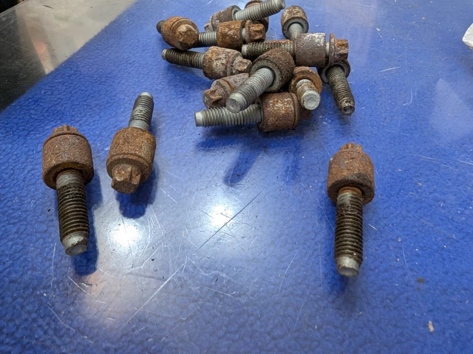 BMW X5M X6M 2010-2014 (E70 E71) MOTOR 4,4 L S63 - Pernos de cabezal colector de escape Foto 2 de 3