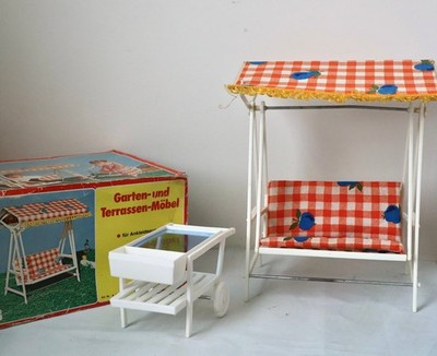 Vintage 1970-80er Sindy Puppe 1/6 Größe Garten Terrasse Schaukelstuhl & Getränkewagen