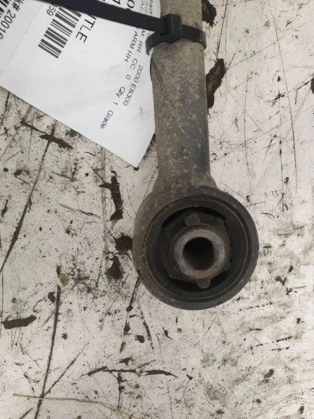 95-04 BRAZO DE CONTROL INFERIOR TRASERO LADO PASAJERO TOYOTA AVALON Foto 2 de 4