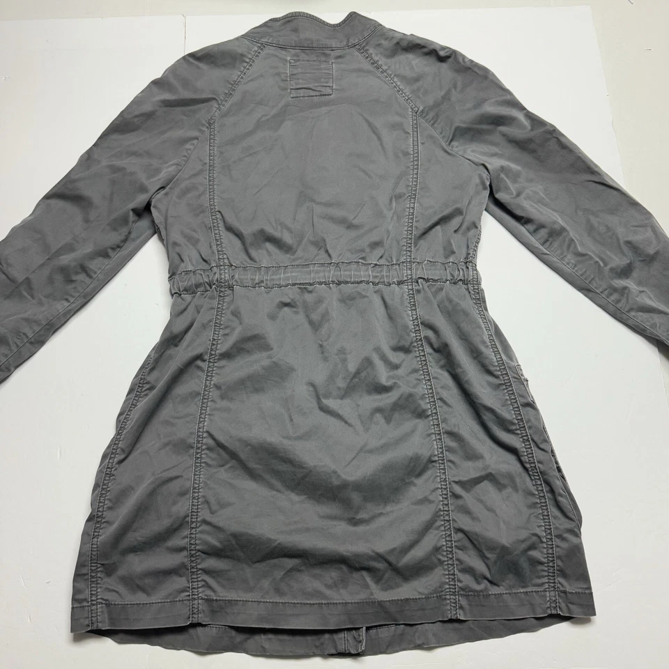 Parka Militar FREE PEOPLE Gris Ligera Sin Forro con Charreteras Talla: XS Foto 2 de 4