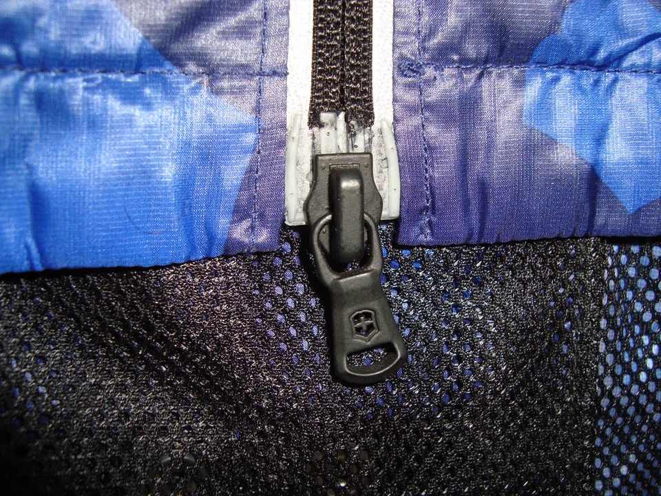 CHAQUETA DE LLUVIA LIGERA VICTORINOX PROTECT PARA HOMBRE TALLA GRANDE NUEVA CON ETIQUETAS @ $450.00 Foto 2 de 4