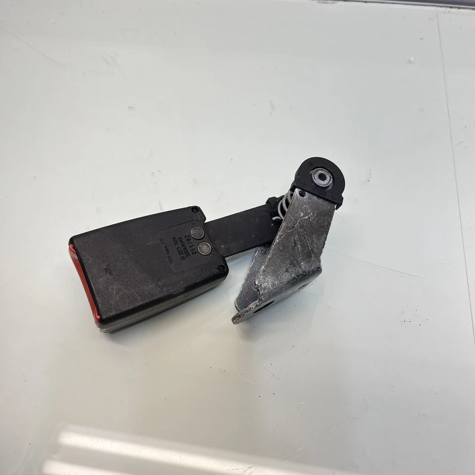 🥇2002 -2004 BMW 745Li Rear Right Seat Belt Buckle 8223324 OEM - Image 2 of 4