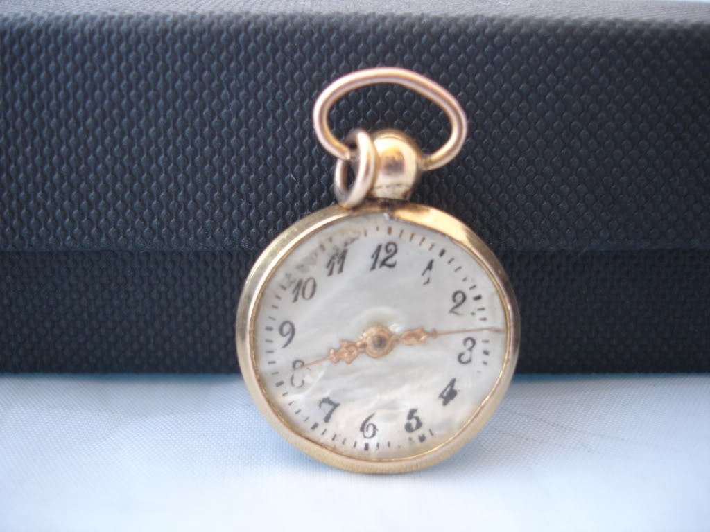 Colgante de mujer. Reloj de bolsillo. Bañado en oro. Esfera madreperla. Años 50