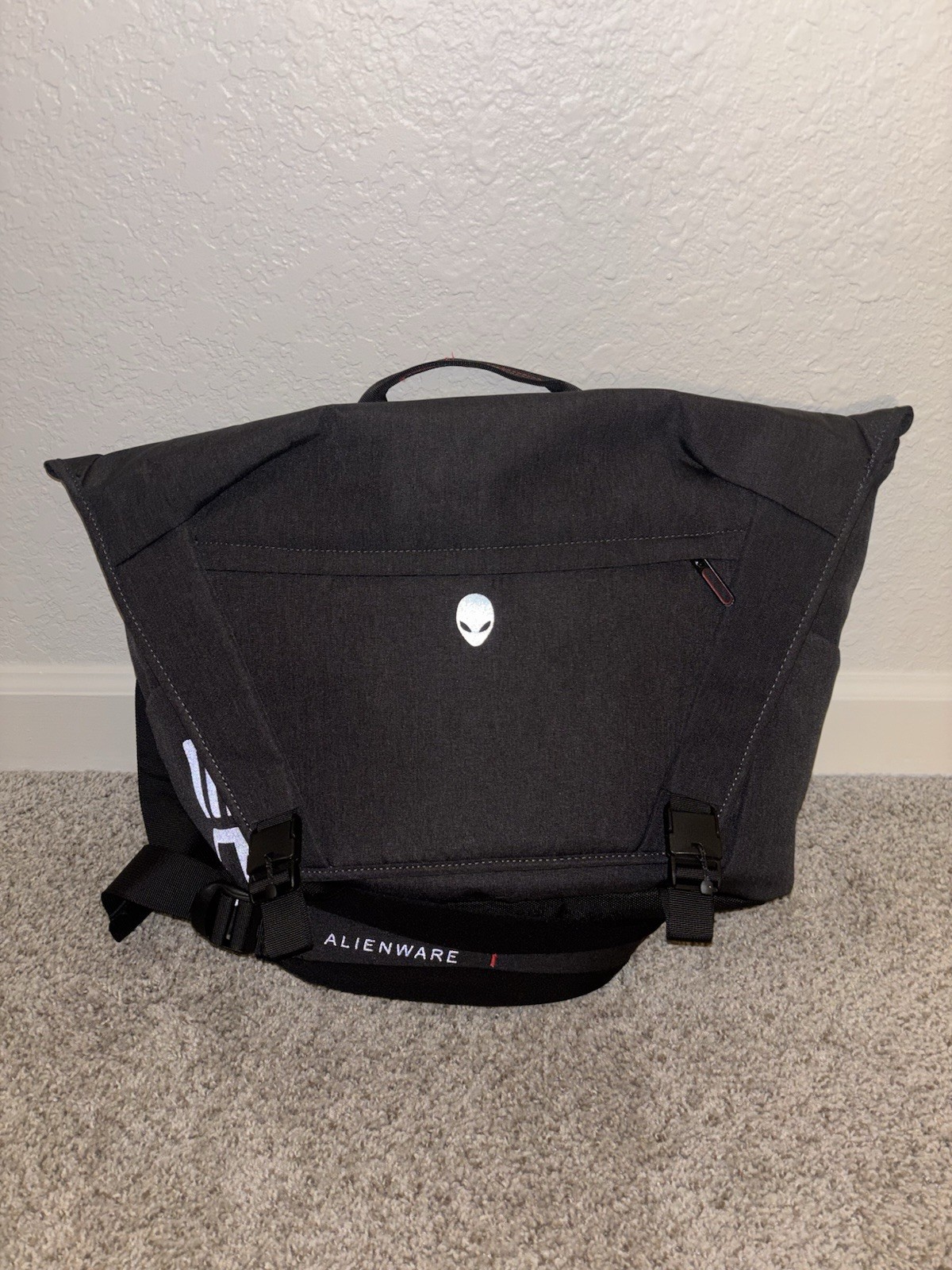 Mobile Edge Alienware 17.3" Screen Device Carrying Case Mess